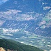 Tiefblick auf den Ort Laas/Eyrs im Talgrund rund 2600 Höhenmeter weiter unten 