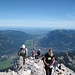 auf der Alpspitze - natürlich mit viel Besuch bei schönem Wetter - hinter dem Kreuz das Loisachtal mit Garmisch