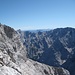 Blick am Hochblassen südlich vorbei auf den Teufelsgrat und dahinter Karwendel und - am Horizont - die Tauern