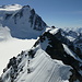 Blick vom Gipfelgrat zurück zum SE Vorgipfel und zum Skidepot, darüber der Combin de Valsorey