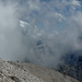 Mitten im Wolkenorchester steigen zwei Südwand-Kletterer dem Gipfel entgegen