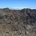 Der Kraterrand der Caldera de Taburiente, links auf dem Kamm einige der Observatorien