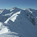Gipfelgrat zum Gfroren Horn, mit Skis gerade noch machbar (ist einfacher als es hier ausschaut), linkerhand das Alplihorn, rechts Leidbachhorn