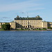 Schloss Drottningholm, Mälarsee-Seite. Im linken Flügel soll die Königsfamilie wohnen
(Rechte: Wikimedia commons)
