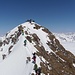 Ausgesetztes Schneegratstück zum Gipfel mit viel Besuch
