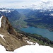 Der Blick vom Gipfel über den Walensee Richtung St. Galler Oberland und Graubünden.