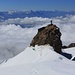 Im Abstieg zur Capanna Gnifetti besuchten wir noch das Balmenhorn (4167m), das aber eher eine Felsinsel auf dem Lysgletscher als ein richtiger Gipfel ist.<br /><br />5m unterhalb des Gipfels befindet sich das Bivacco Felice Giordani (4162m).