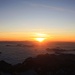 Traumhafter Sonnenaufgang über dem Wolkenmeer auf der Vincentpiramid (4215m).