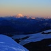 Aussicht von der Vincentpiramid (4215m): Der Schatten der Monte Rosagruppe über dem Valle d'Aosta und rechts daneben der König der Alpen - der Mont Blanc (4808,45m).