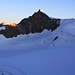 Aussicht von der Vincentpiramid (4215m) auf die Schneedomspitze / Il Naso (4272m) und die Pyramide Liskamm Ost / Lyskamm Orientale (4527m). Unten rechts sind auf dem Lysgletscher ganze Bergsteigerkaravanen zu erkennen!