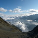 Steiniger Aufstieg über dem Nebelmeer von der Topalihütte zum Schölligletscher.