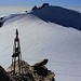 Gipfelaussicht von der Zumsteinspitze / Punta Zumstein (4563m) über den Colle Gnifetti (4452m) zur Signalkuppe / Punta Gnifetti (4554m).
