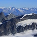 Gipfelaussicht von der Zumsteinspitze / Punta Zumstein (4563m): Vorn die Walliser Berge Rimpfischhorn (4198,9m), Allalinhorn (4027m), Adlerhorn (3988m), und Strahlhorn (4190m).<br /><br />Dahinter die Berner Alpen, wo alle 4000er zu entdecken sind !