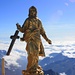 Die kleine, goldige Madonna auf der Zumsteinspitze / Punta Zumstein (4563m).