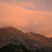 Die Cumbre Vieja, über die die "Ruta de los Volcanos" führt,  von El Paso aus gesehen. Die Wolken geben am Abend frecherweise sogar noch ein gutes Bild ab, hatten mich einige Stunden zuvor aber zur Umkehr gezwungen.