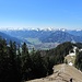 Blick über den Aufstiegsweg zur langgezogenen Felsmauer des Karwendel (links), mittig das markante Duo Roßstein/Buchstein