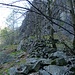 Dort wo der alte Weg den Fluss überquert sind links oben Mauerreste eines Gebäudes.