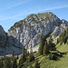Zentrum des Straußbergmassiv mit Gipfel von NO. Durch die sehr steile grasige Rinne (linke Bildseite) zwischen den Felsen hinauf - und über den O-Grat nach rechts führt ein wegloser Aufstieg (unsere Abstiegsroute)