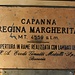 Das Schild der Capanna Regina Margherita auf der Signalkuppe / Punta Gnifetti (4554m). Die Höhenangabe bezieht sich allerdings auf den ersten Stock der Hütte, da der Berggipfel ja "nur" 4554m hoch ist ;-)<br /><br />Die Hütte wurde nach dreijähriger Bauzeit 1893, unter Anwesenheit von Königin Margarethe von Italien, eröffnet. Die Capanna Regina Marherita wurde dan nach bergbegeisterten Königin getauft. 1980 wurde dann die heutige moderne Hütte gebaut. Der dreistöckige und doppelwandige Holzbau ist mit einem Kupfermantel versehen der gegen elektrische Felder abschirmt. 