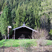 Sonnenholzhütte mit Wegkreuz