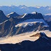 Aussicht in den Abendstunden im Zoom von der Signalkuppe / Punta Gnifetti (4554m) über die Gletscherebenen des Weissgrates mit der Cima di Jazzi (3803m) zu den Gipfel rund ums Rimpfischhorn (4198,9m) mit Strahlhorn (4190m), Allalinhorn (4027m) und Adlerhorn (3988m).<br /><br />Am Horizont sind die Berneralpen von denen alle 4000er zu sehen sind, von links nach rechts: Jungfrau (4158,2m), Mönch (4107m), Aletschhorn (4193m), Gross Fiescherhorn (4048,8m), Hinter Fiescherhorn (4025m), Gross Grünhorn (4043,5m), Schreckhorn (4078m), Lauteraarhorn (4042m) und Finsteraarhorn (4273,9m).