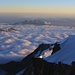 Abendstimmung auf der Signalkuppe / Punta Gnifetti (4554m) mit Weitsicht bis übers Valle d'Aosta.