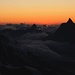 Traumhafter Sonnenuntergang auf der Signalkuppe / Punta Gnifetti (4554m): Die Sonne scheint mit den allerletzten Strahlen zwischen der Dent d'Hérens (4178m) und dem Matterhorn (4477,5m).