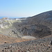Umrundung des Kraters auf der den Fumarolen abgewandten Seite zum höchsten Punkt (rechts auf dem Bild)