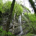 "zarter", doch hoher Wasserfall an den eindrücklichen Felswänden der Drachenflue