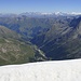 Tiefblick vom Gipfel des Pgne d'Arolla (3790 m) nach Arolla: ein Tag zuvor sind wir dort gestartet