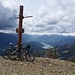 Das etwas eigenwillige Gipfelkreuz mit dem Millstätter See im Hintergrund. 