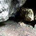 Wasser aus dem Innern der Höhle