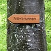 Offenbar ganz neu! Die Abzweigung vom Wanderweg zu den Neun Brunnen.