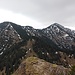 Blick zum Brünstlkopf. Der Aufstieg erfolgt genau in Falllinie des Gipfels neben den Schneeflecken.