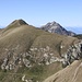 Il Mottone della Tappa (2130 m) e il Camoghè (2227,9 m). È ben visibile la strada militare che scende a Cavargna.