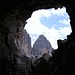 Blick aus einem Tunnelfenster beim Abstieg vom Paternkofel