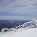 Das Allalinhorn, der angeblich "leichteste" Viertausender der Alpen, vom Alphubeljoch aus gesehen. Man erkennt auch die Bergstation "Mittel-Allalin". Dort beginnt die Trasse.