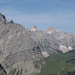 Karwendelprominenz über dem Hohljoch: Birkkar- (rechts) und Kaltwasserkarspitze. Aus dem Hohljoch erhebt sich der Grubenkarpfeiler, er scheint oben in die Dreizinken- und andere Spitzen einzumünden.