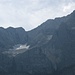 Das beeindruckende Massiv der Spritzkarspitze (rechts) und der Eiskarlspitze (links), aufgenommen vom Großparkplatz der Eng. Man hat Einblick in die Eiskarlen und deren 400m hohen Felsabbruch zum Wiesengelände des Kirchls (am unteren Rand, nicht im Bild).