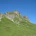zweites Gipfelziel - die Damülser Mittagspitze - hier schon aus dem Aufstiegshang.<br />[http://www.hikr.org/gallery/photo173613.html?post_id=16470#1 Hier aus schönerer Perspektive]
