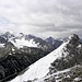 Lechtaler Alpen,  von Muttekopf(2744m)-links  zum  Falschkogel(2388m)-rechts.Mit Zoom, kann man über die Klemmspitzen auch Große Schlenkerspitze(2827m)-genaumitte im Hintergrund mit Doppelgipfel Reichspitze (2590m) nach rechts.