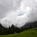 Kurz nach Parkplatz beim Obermarkter Alpe(1400m),mit erster Blick  zum Muttekopf,in  die Wolkenferne...