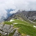 Im Abstieg zum Vorderes Alpjoch,mit Larsenngrat(2363m) dahinter.
