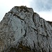 Bereits wieder im Abstieg - Blick auf die schöne Platte (III-), die einzige richtige Kletterstelle nach der ersten SL.