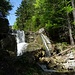 Kleiner Geheimtipp: 10 Minuten vor dem Parkplatz Schloß Linderhof quert man diesen Wasserfall. Wer am Ende seiner Tour also am Schloß Linderhof steht und ein schönes, sonniges Plätzchen ohne Leute sucht, steigt nun auf der rechten Seite unschwierig  zum Wasserfall hoch und kommt dann unvermittelt...