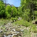 zu diesen absolut idyllischen Plätzchen. Idealer verborgener  Pausenplatz nach einer anstrengenden Tour. (Vom Parkplatz im hinteren Teil einfach den Weg 10Min. Richtung Brunnenkopfhäuser entlang des Bachs folgen) 