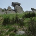 Il dolmen dalla prospettiva dei ruderi sembra sfidare la legge di gravità