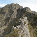 Continua la via di cresta sotto lo sguardo dei torrioni centrali e della Cima Marsicce