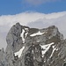 Der Hundstein, ein mächtiges Kerlchen. Der steile Bergweg ist derzeit zum Teil noch unter Schnee bedeckt. Wir mussten schon mal im Juni ca. 200 Hm unter dem Gipfel wegen Schnee umkehren..