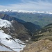 Blick aus dem Tal "Val da Pitasch" ins das Val Lumnezia / der Tödi zeigt sich ebenfalls als höchster Gipfel am rechten Bildhorizont